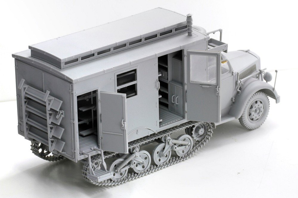 Amazon.com: Dragon Models SD.KFZ.3 Maultier Ambulance Smart Kit, 1