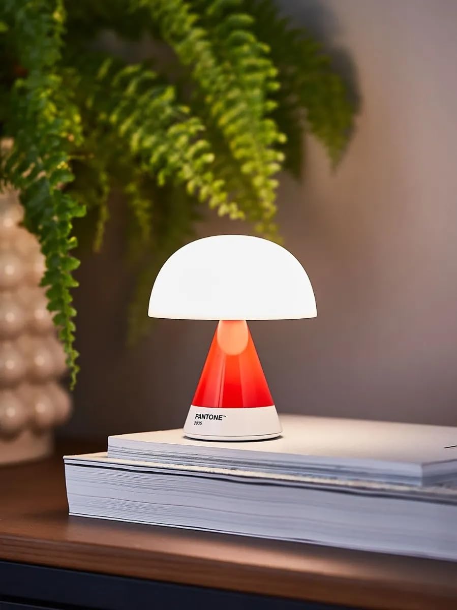 Lexon Pantone Mina M Mushroom Lampada da tavolo - Luce notturna portatile per camera da letto, bambini e cameretta dei bambini, 9 colori LED, lampada da tavolo ricaricabile con 24 ore e dimmer (rosso)