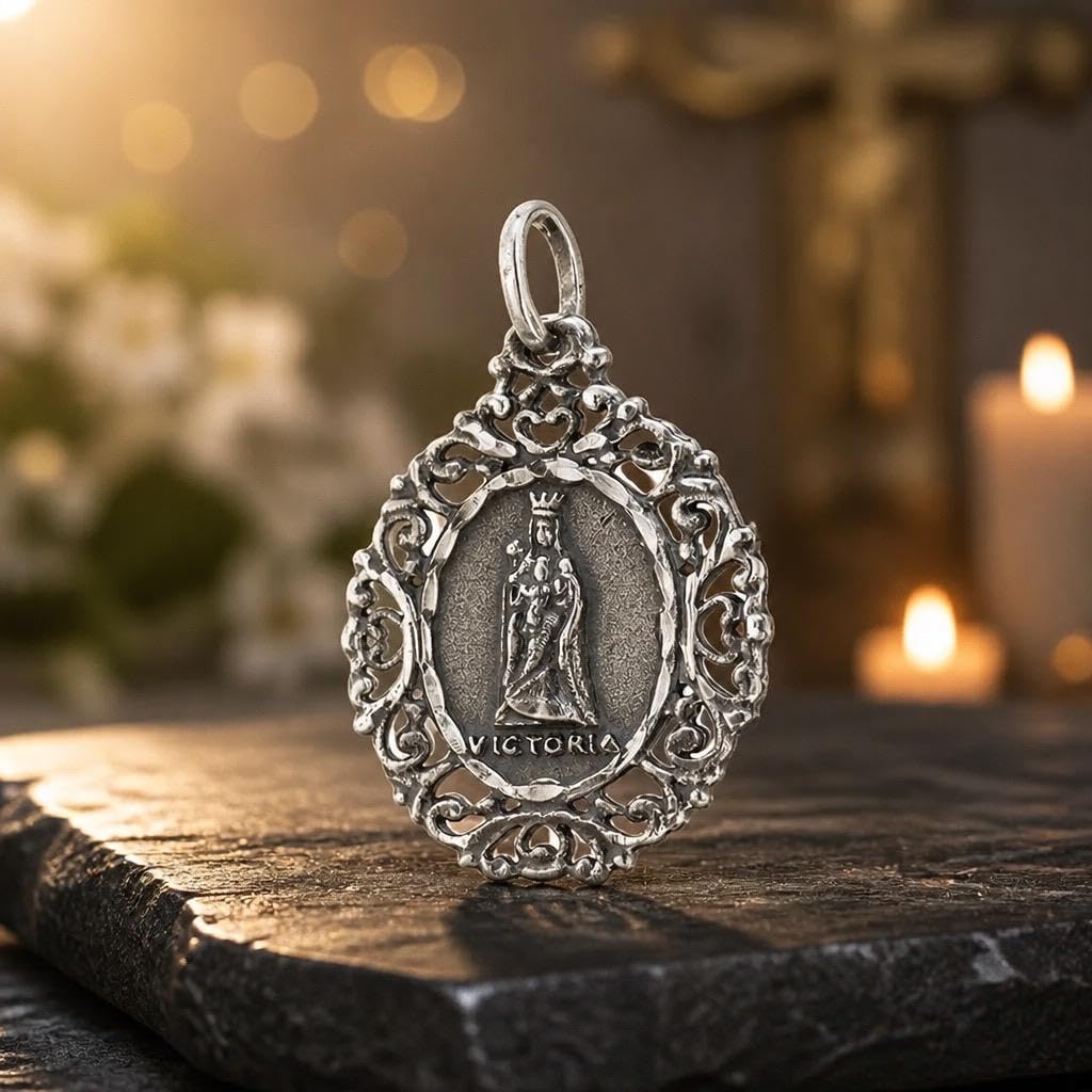 Medalla Virgen de la Victoria Plata 925 con Orla Calada 35mm | Relieve Detallado, Acabado Envejecido, Contorno Orgánico, Reasa Ovalada Pulida, Estuche Incluido