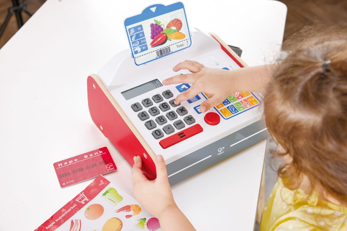 Hape Jeu Caisse Enregistreuse Enfants - Enfants 3 Ans et Plus - Inclus Trois d’écran, Une Feuille d’Autocollants, Une Carte bancaire, Pièces - Jeu d'Imitation Courses - Motricité Fine, Langage