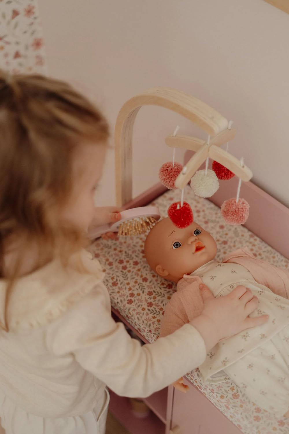 Little Dutch Puppen-Wickeltisch Wickelkommode mit Mobile und viel Zubehör für Babypuppe Puppe - rosa