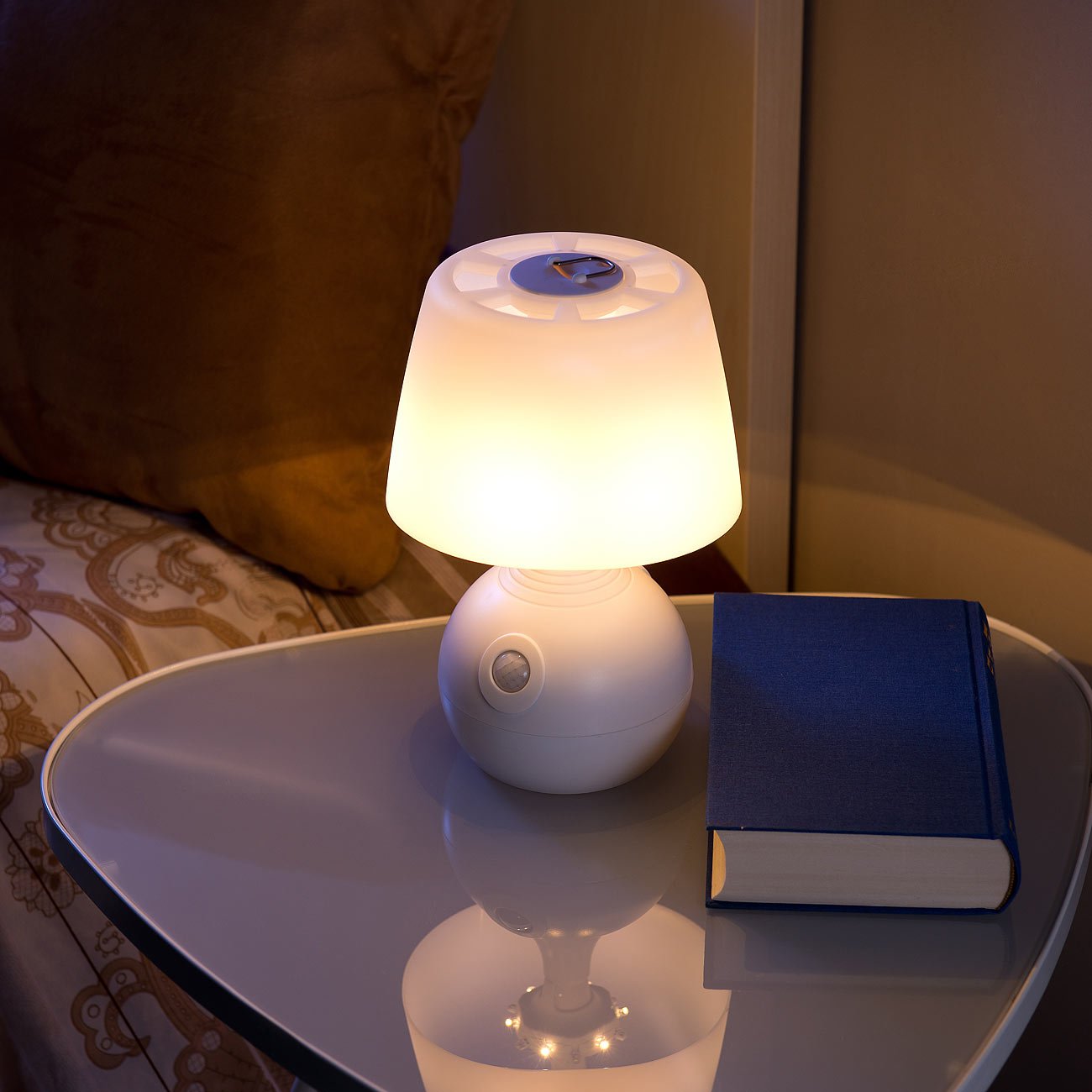 Lunartec Nachttischlampe kabellos: 2er-Set LED-Tischlampe, PIR- & Licht-Sensor, warm- & tageslichtweiß (LED Nachttischlampe kabellos, mit Sensor, Kinder)