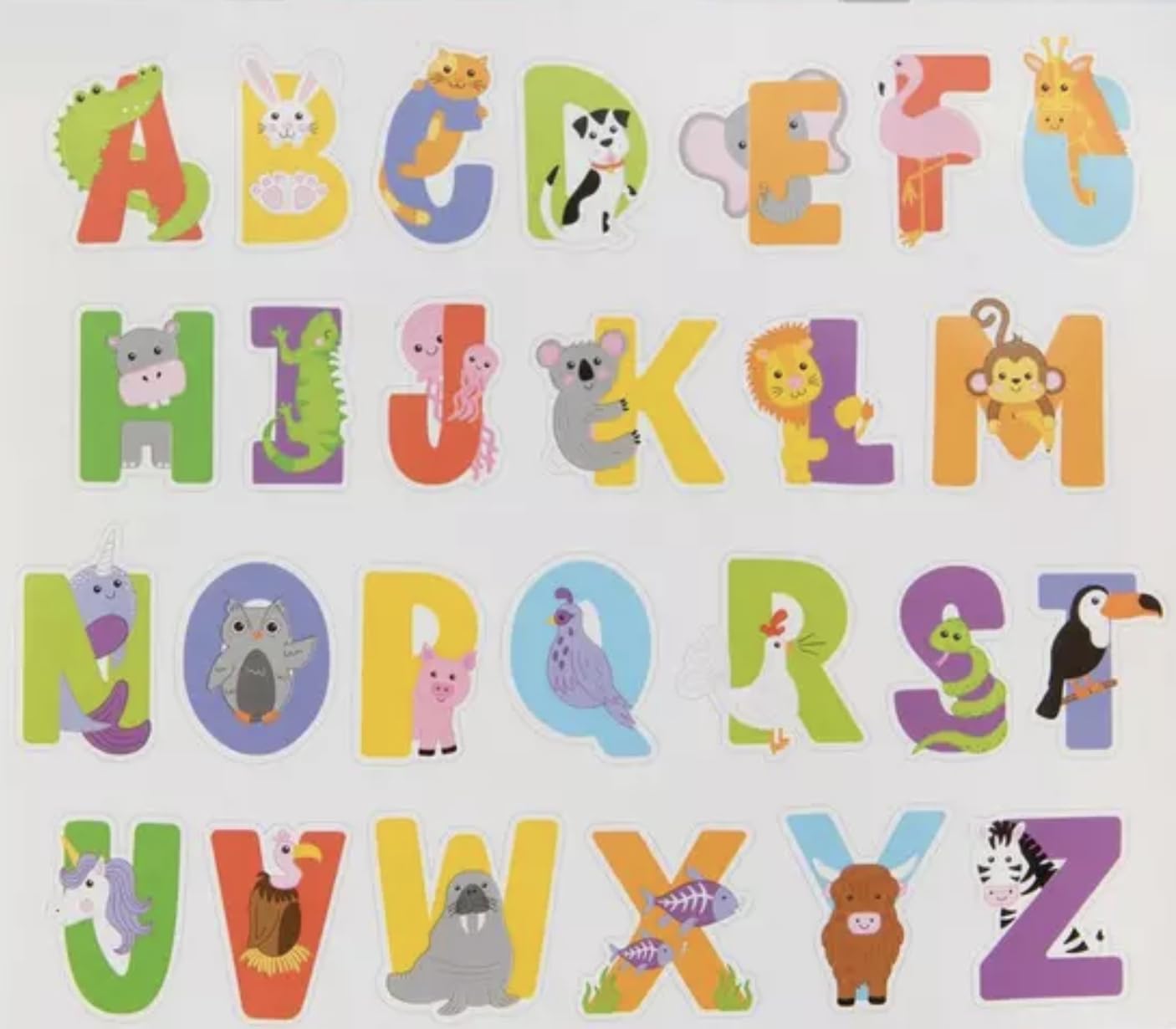 Lettres alphabet animal contre les murs vides en salle de classe