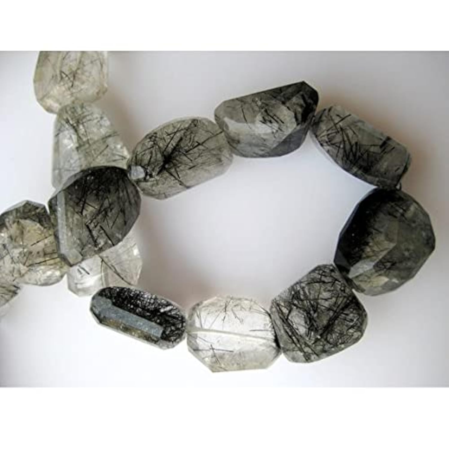 Quartz rutile noir : laissez vibrer votre créativité avec ces perles pépites de 16x20mm