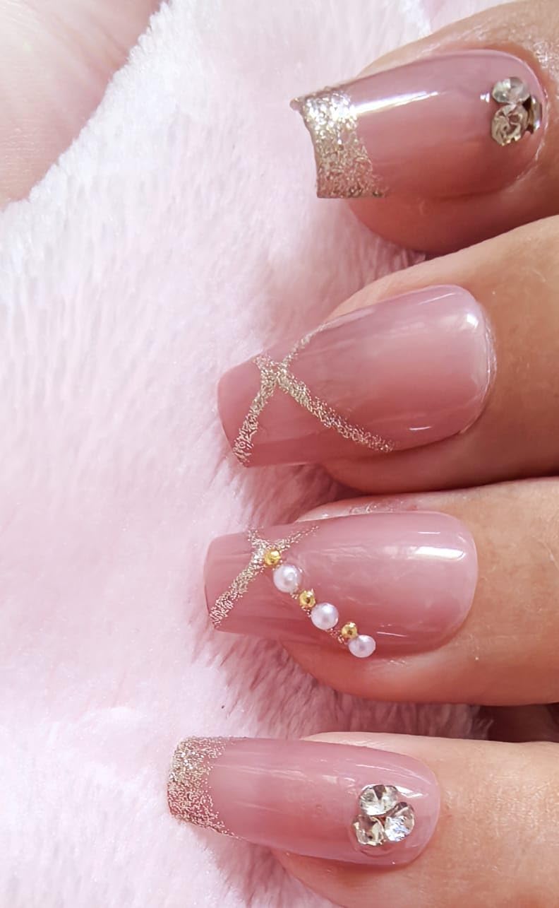 Beauty Tips artificial Nails: sweet pink artificial nails adorned with delicate diamond accents for a simple yet luxurious look.elegance without overstatement. Z671