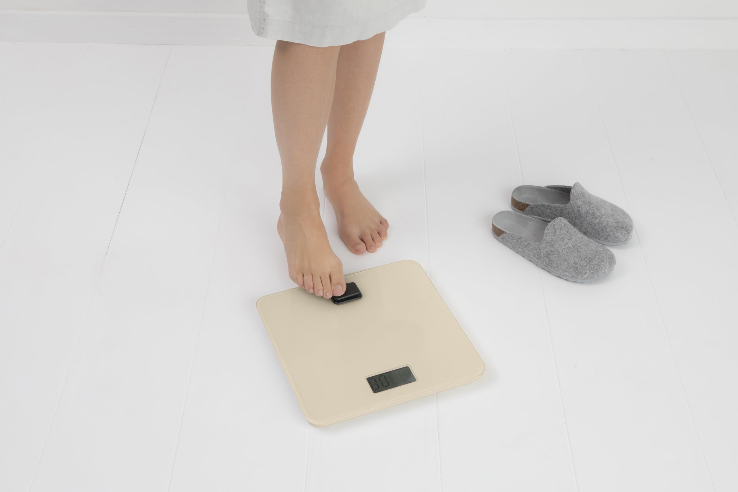 Brabantia - ReNew Waga Łazienkowa na Dynamo - Bez Baterii - Waga ważąca do 150 kg - Precyzyjny System - Antypoślizg. Nakładki Ochronne - Wyświetlacz LED - Szklana Powierzchnia - Soft Beige - 30 x 30 cm