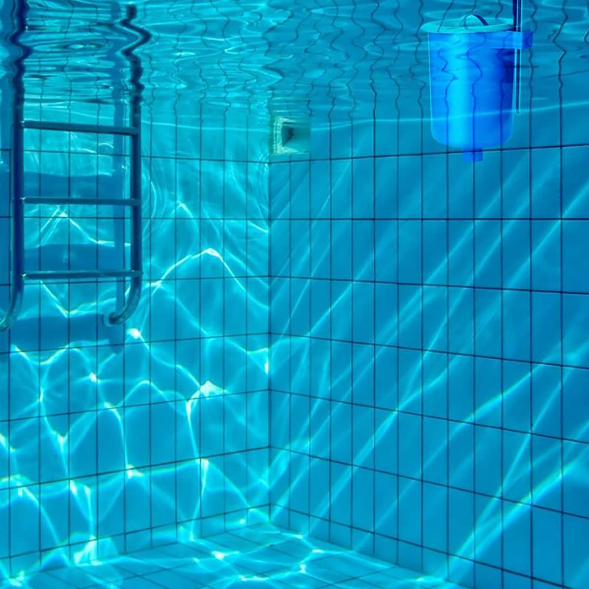 Skimmer powierzchniowy basenu, skimmer powierzchniowy do montażu na ścianie, skimmer basenowy, odkurzacz ssący powyżej skimmer basenowy naziemny, codzienna pielęgnacja basenu z gorącymi źródłami