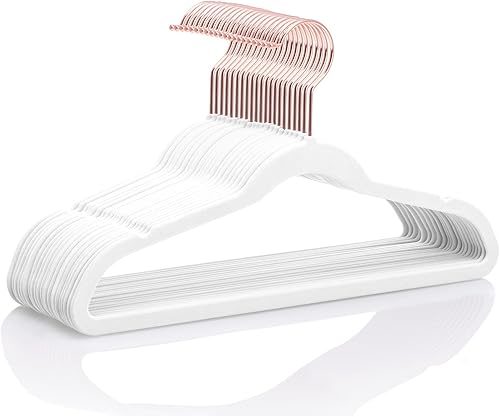 MIZGI Perchas de terciopelo prémium para niños (paquete de 50) de 14 pulgadas de ancho con ganchos de cobre oro rosa, ahorro de espacio, perchas