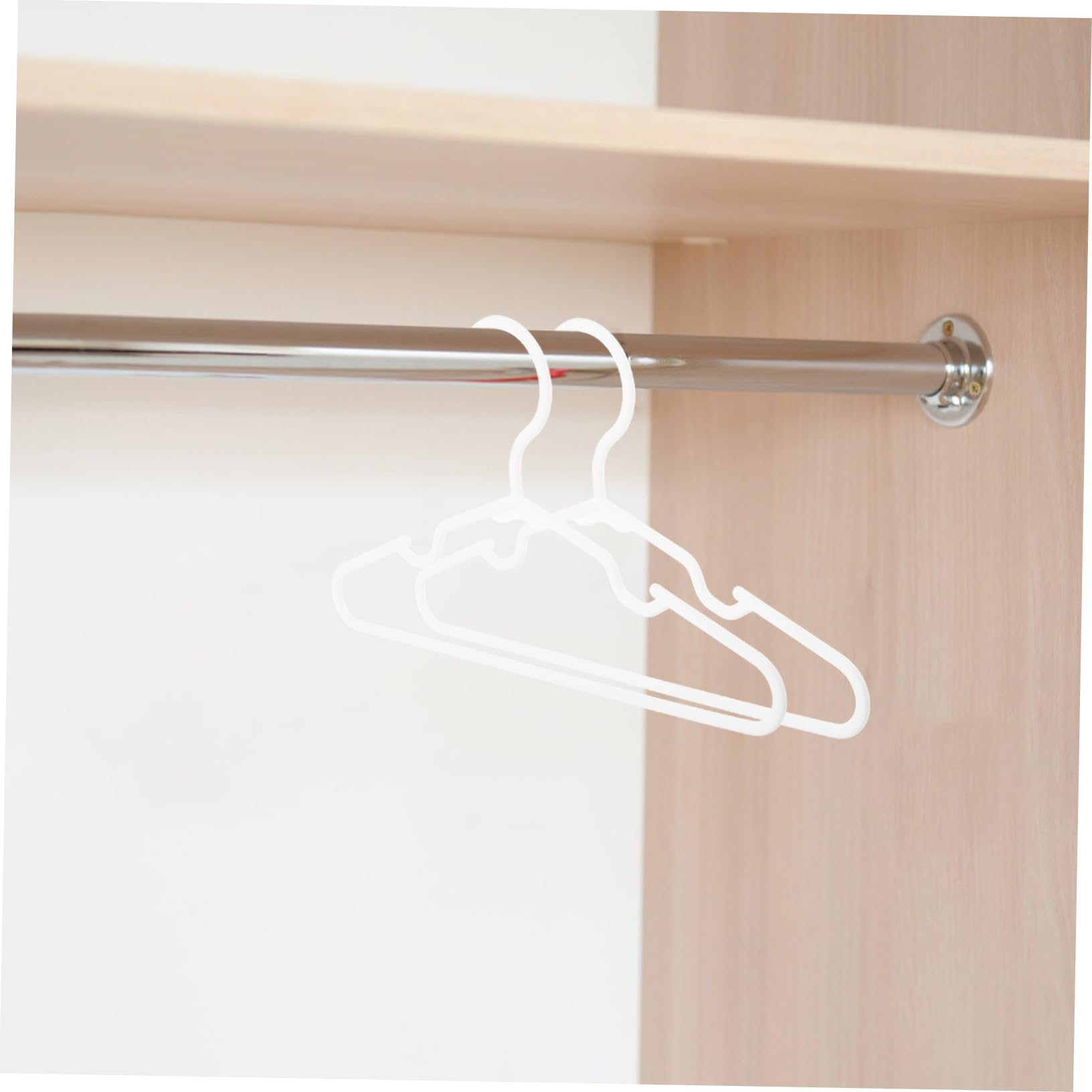 Mobestech Kleiderbügel 50 Stück Packung für Kinder und Babykleidung aus Kunststoff Weiß Platzsparend rutschfest Formstabil für Kleiderschrank und Wäsche