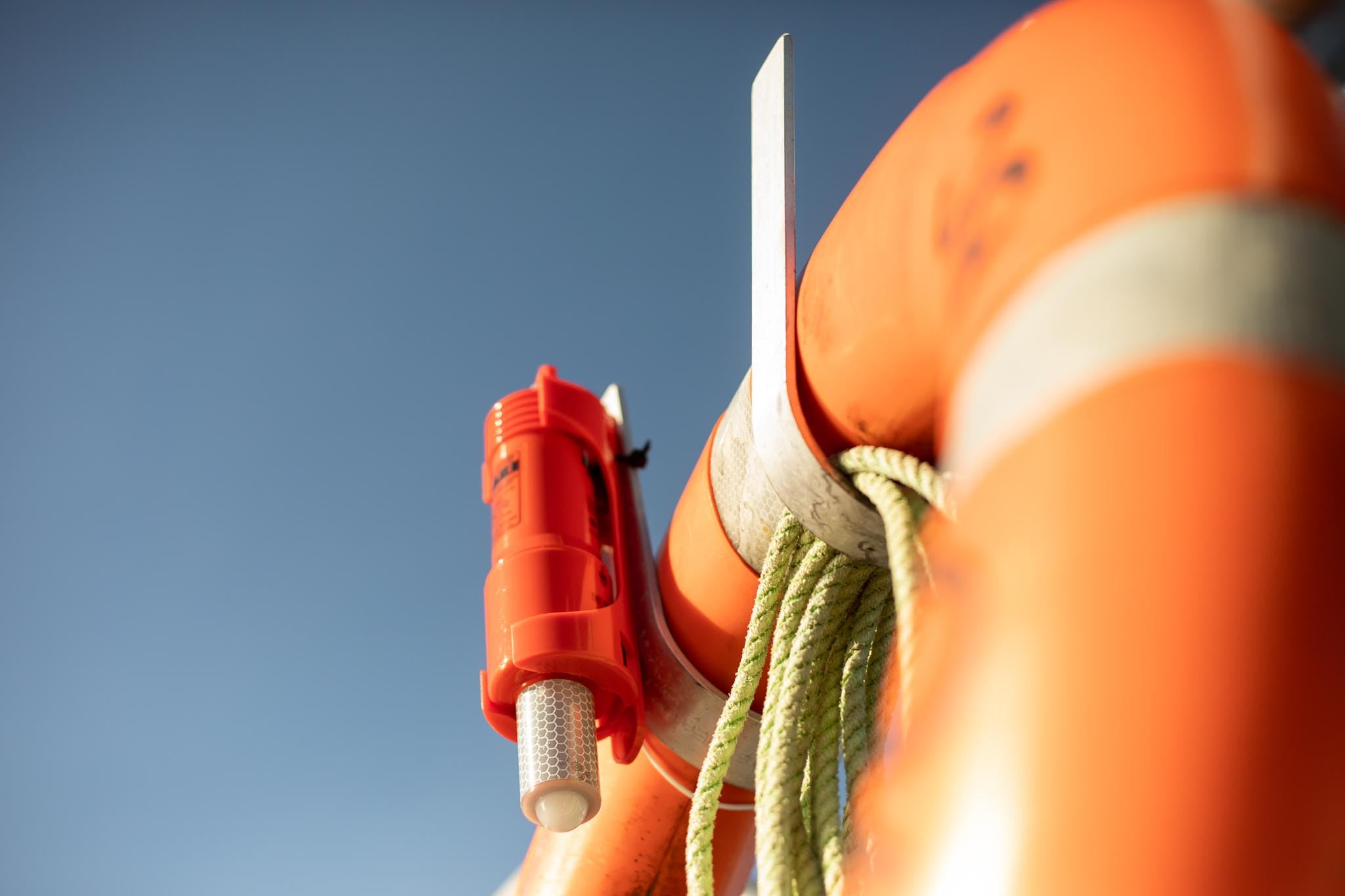 ACR SM3 Luz Marcadora Autoencendida para Aro Salvavidas, Aprobada por USCG, SOLAS y MED, Reemplazo Directo de SM2, Garantiza Visibilidad Confiable en Emergencias [Clase Energética B]