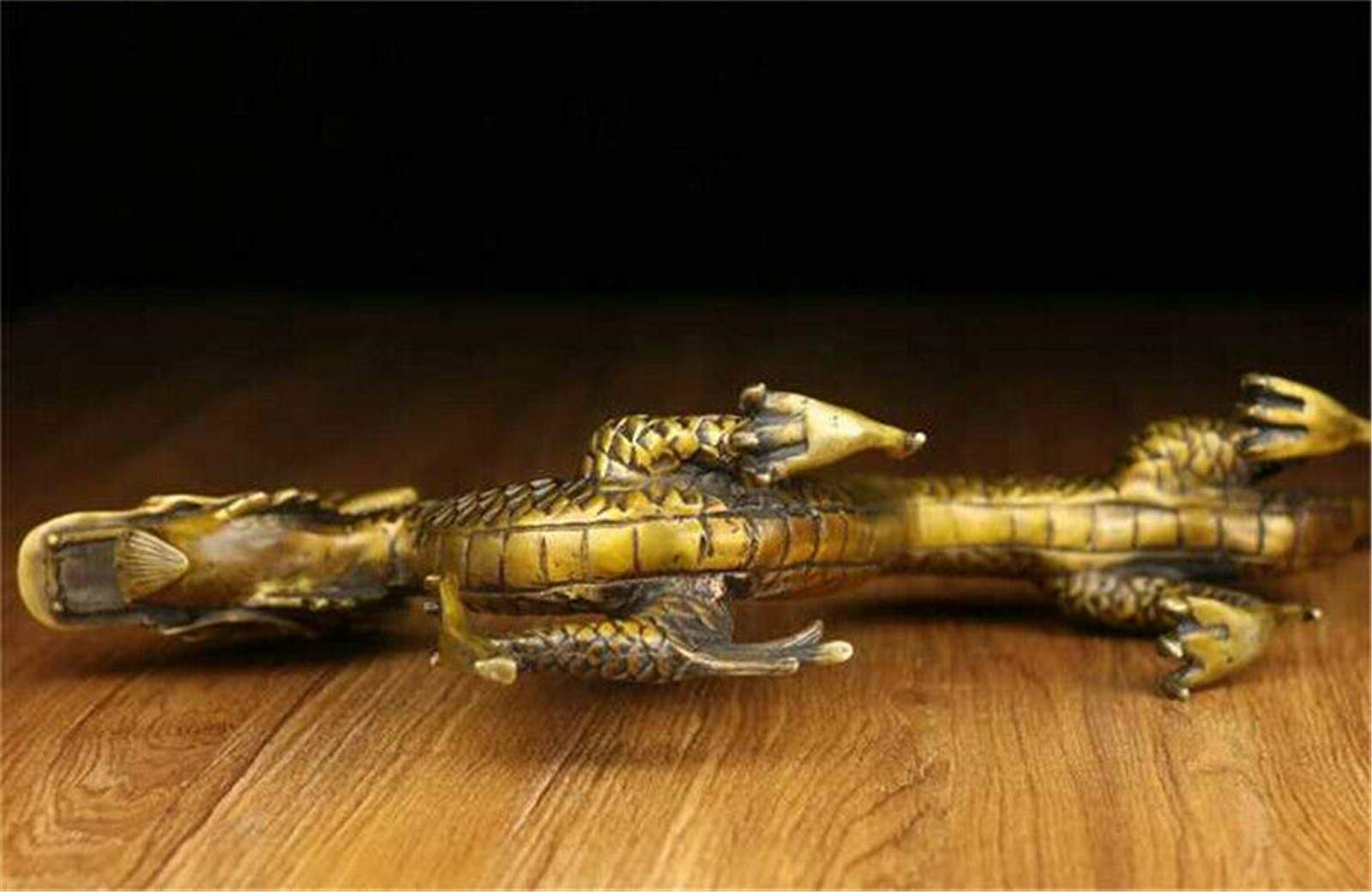 Statue de dragon chinois en cuivre vieilli fait à la main.