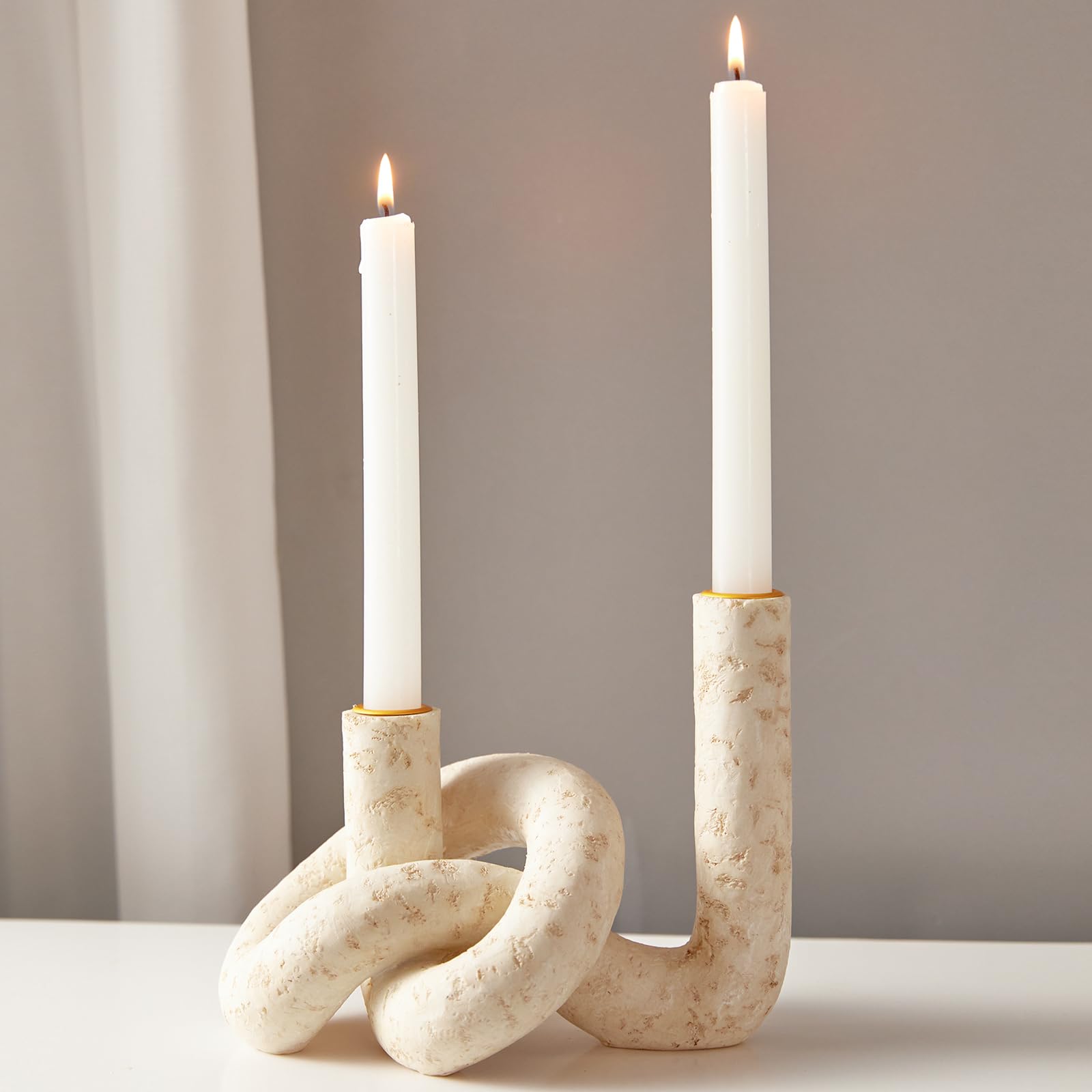 DN DECONATION Knotenförmige Stabkerzenhalter Kerzenständer Set, 2er Set Travertin-Effekt Resin Kerzenleuchter mit Gold Metall, Boho Deko & Tischdekoration für Wohnzimmer Kamin Tisch