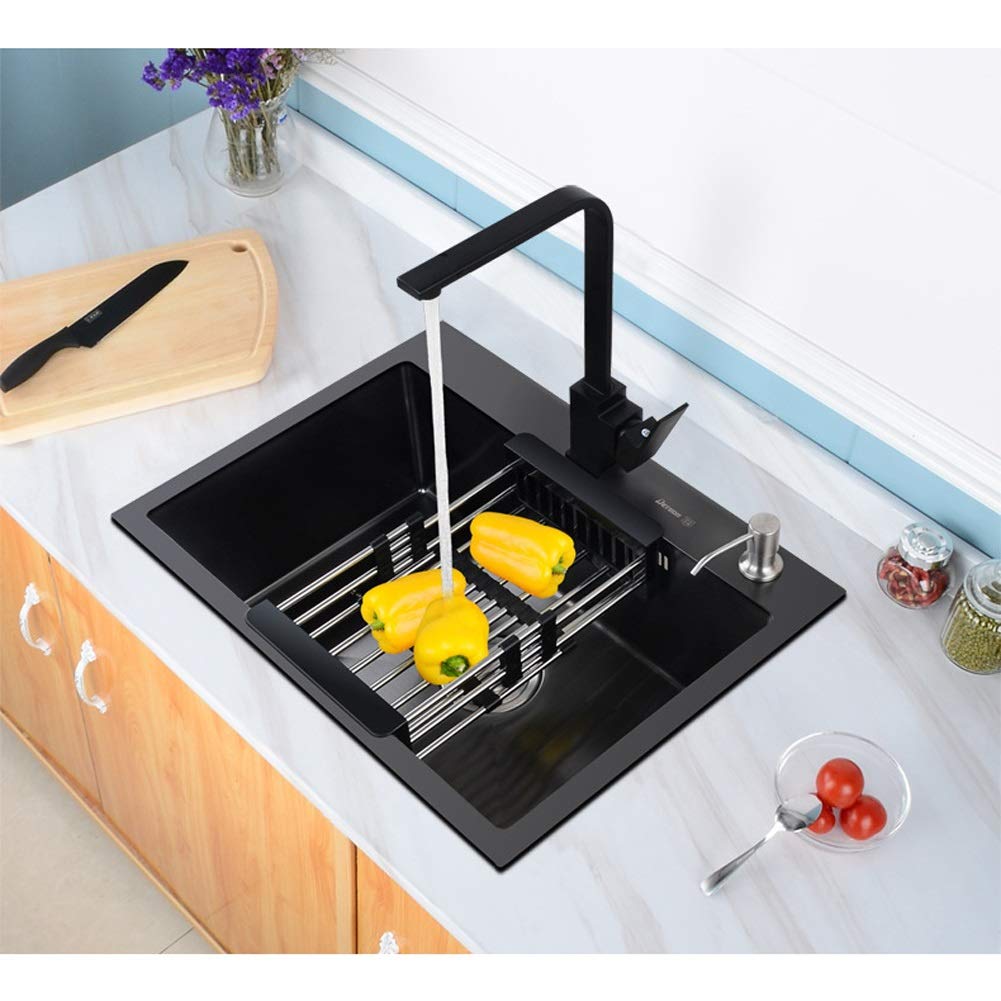 Robinet d'évier de cuisine pour laver vos légumes dans un grand bac noir
