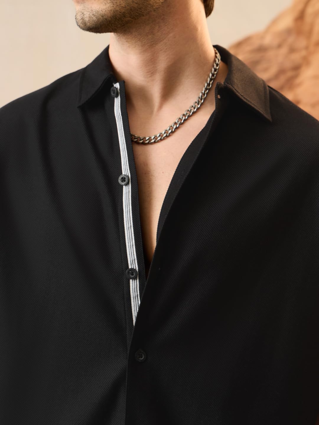 The Souled Store Camicia oversize: Dark Coal Uomini e Ragazzi Manica Corta Colletto Cubano Nero Solido Cotone Contrasto Abbottonatura a righe Spalla goccia Confortevole Camicie oversize casual