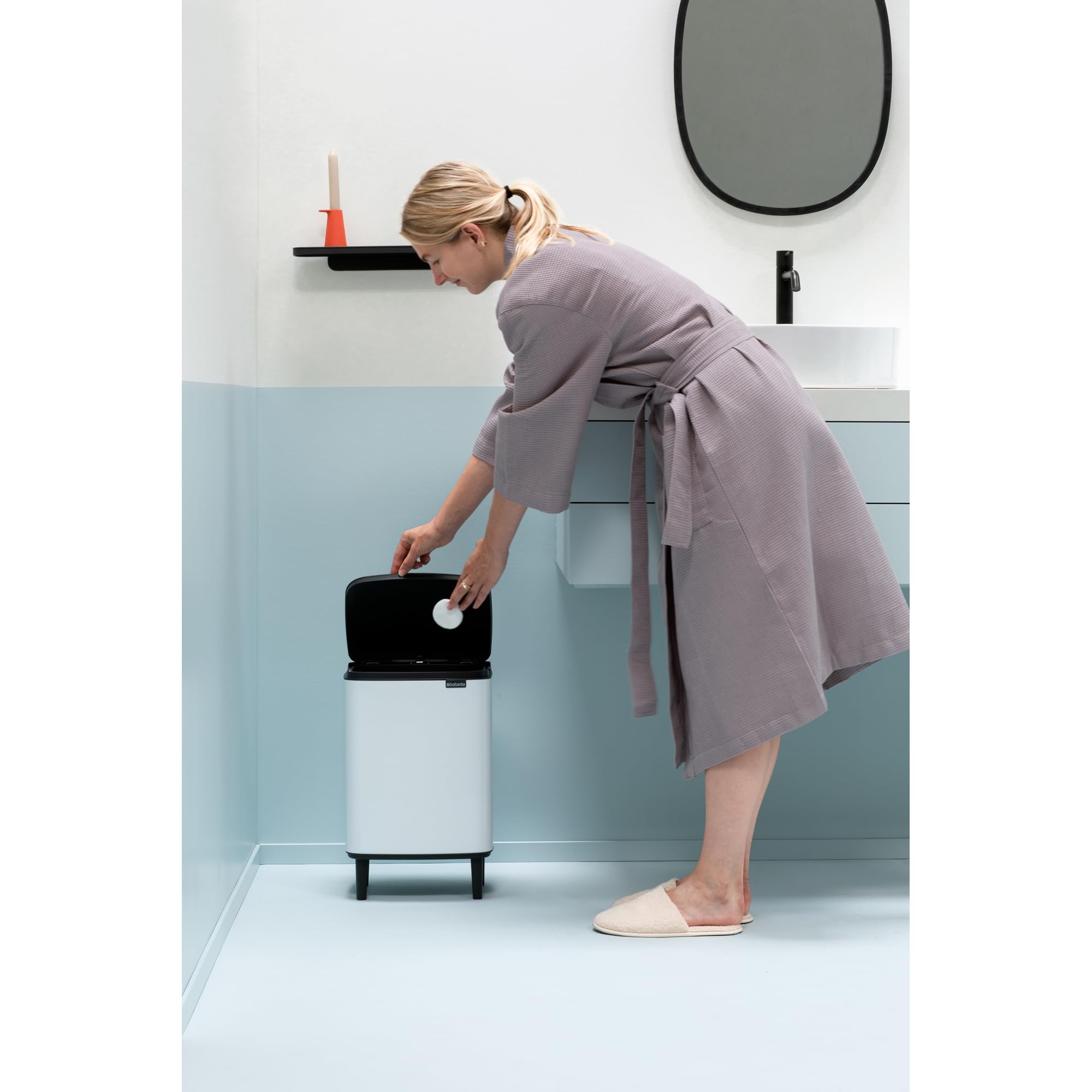 Brabantia - Cubo de basura Bo Hi 12 L con tapa de cierre suave, interior extraíble y asa de transporte - Adecuado para baño, dormitorio y oficina en casa - White