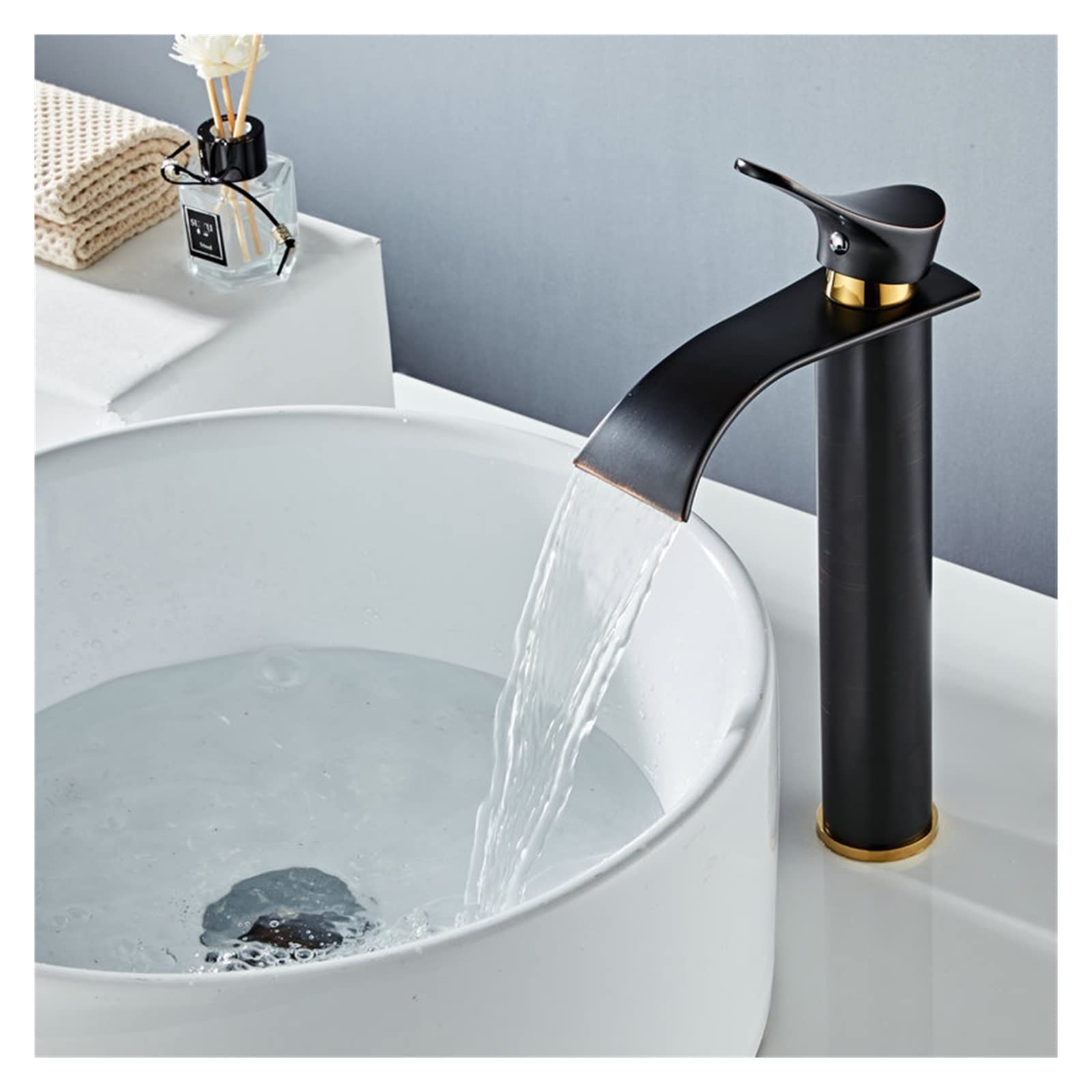 Robinet de salle de bain cascade en laiton chic noir et or pour vasque moderne