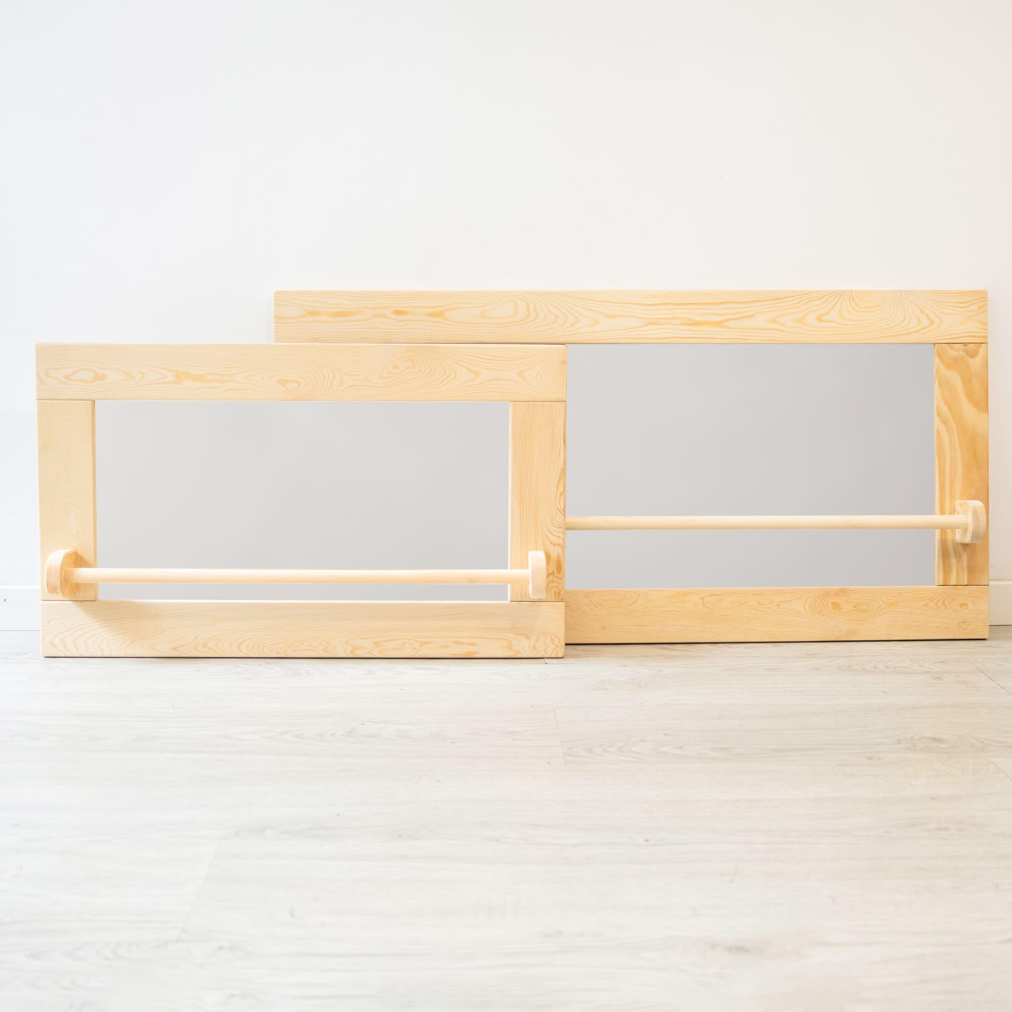 Espejo Montessori HECHO EN ESPAÑA con Barandilla para Bebés y Niños. Espejo de Madera Maciza con Cristal de Seguridad. Regalo Montessori Infantil para Cumpleaños (Tamaño pequeño 74x44cm)