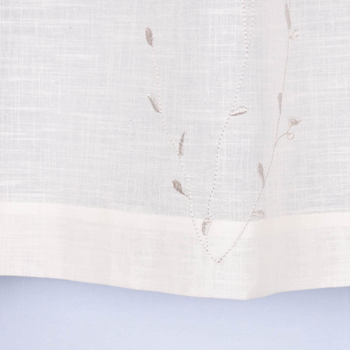 SCHÖNER LEBEN. Rideau brise-bise bio en coton bio avec broderie feuilletée - Structure en lin - Blanc laineux - Gris - 150 x 50 cm