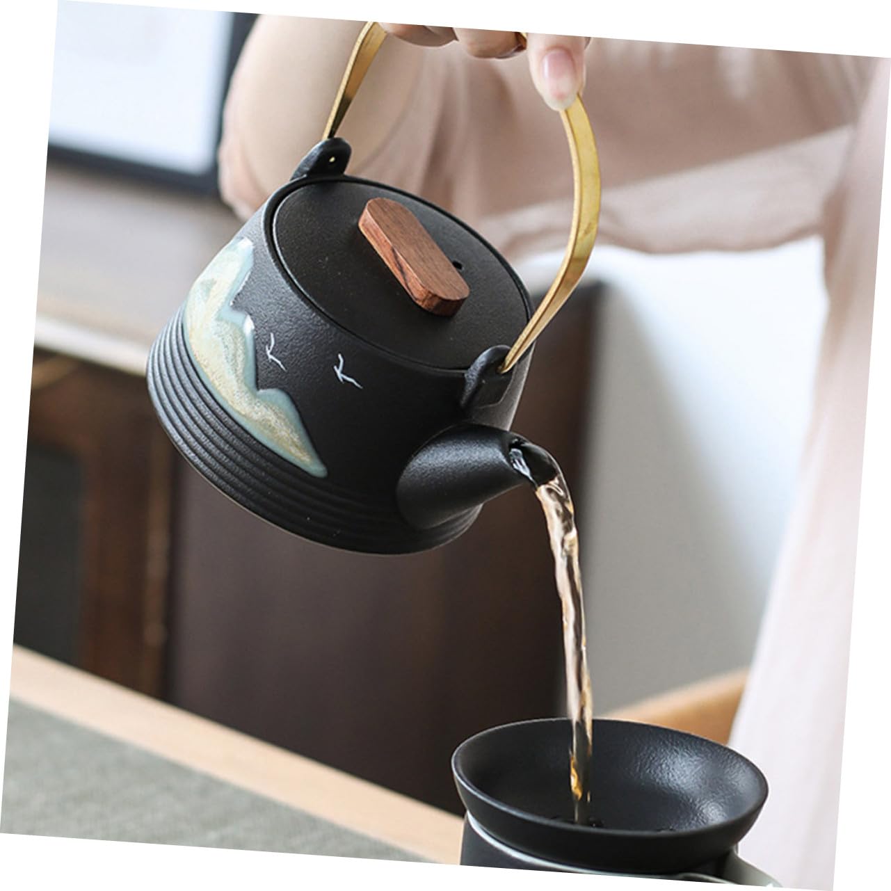 Tetera Diseño Creativo y Elegante Color Negro de Cerámica Pintada a Mano Mango de Tacto Frío para Sala de Té Profesional y Uso Hogar