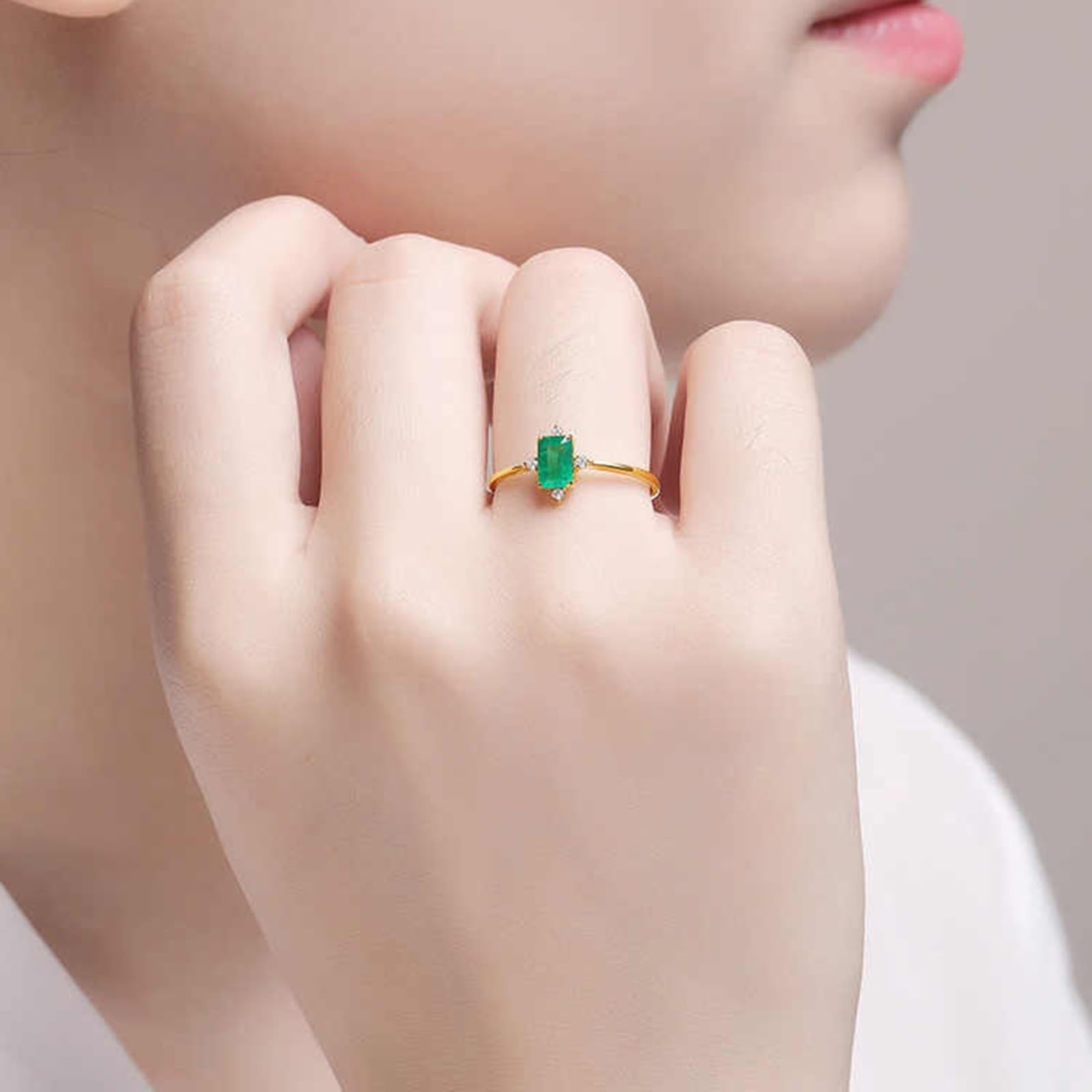 Wycian Anillo Compromiso Esmeralda Anillo Compromiso Verde Oro Amarillo Elegante Anillo Fino con Esmeralda Rectangular de 0,7 CT Y Diamante. Talla 8 Sólido No Chapado Elegante para Tía Boda Joyas