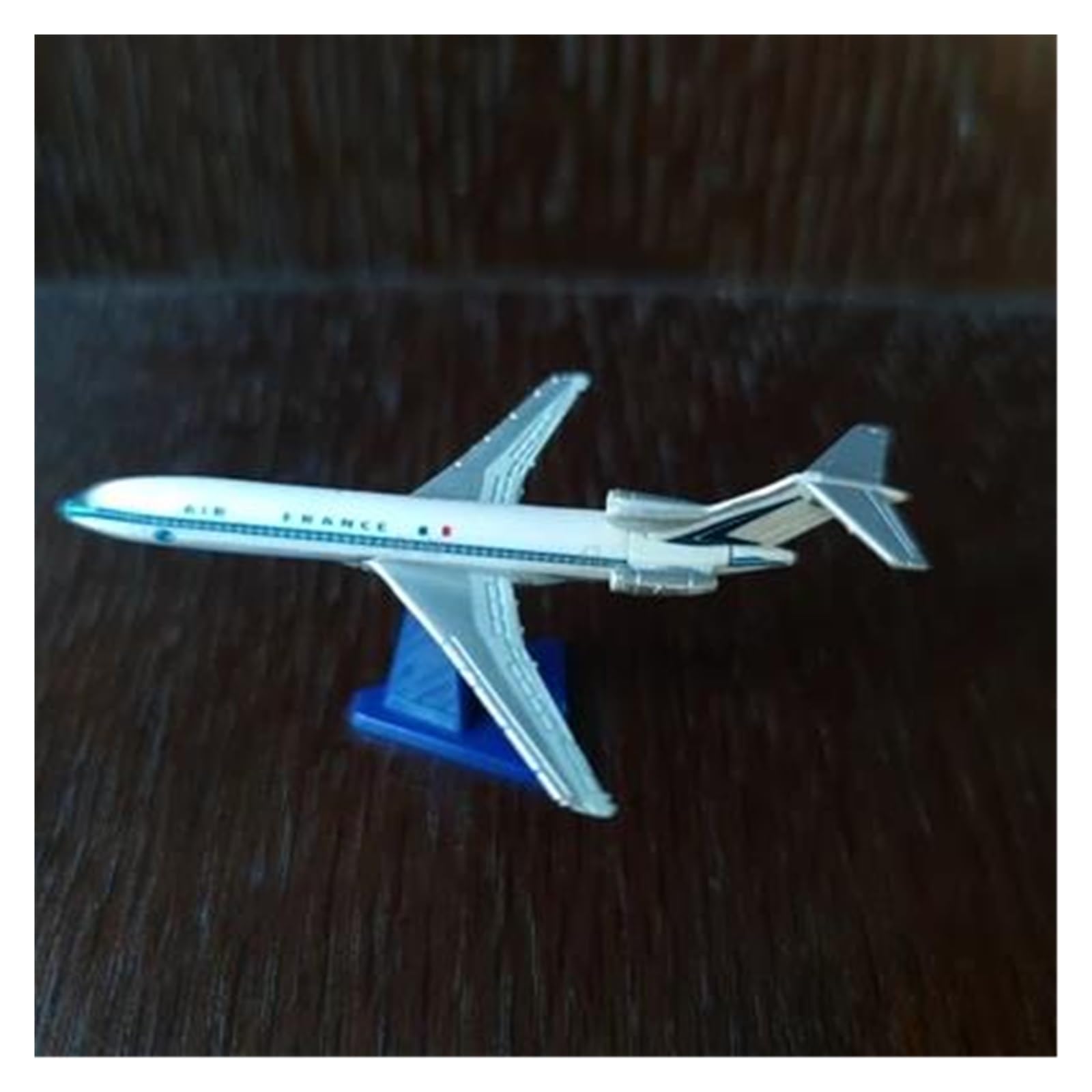 Modelo de avión de combate para decorar escritorios o recrear batallas aéreas en casa