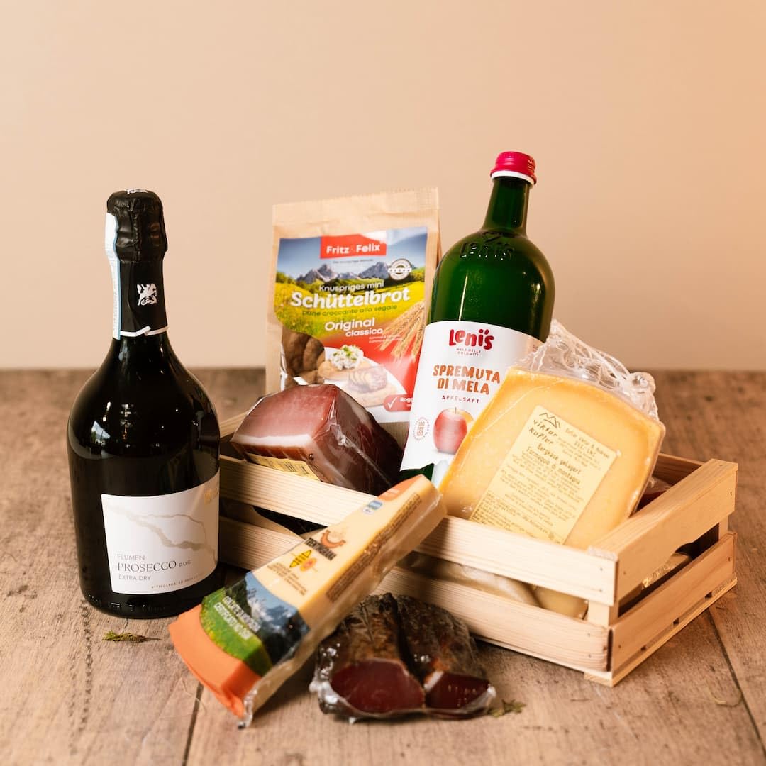 Viktor Kofler Mega Geschenkbox Südtirol in Holzkiste – Speck, Bergkäse, geräuchertes Filet, Schüttelbrot, Prosecco & Apfelsaft | Südtiroler Spezialitäten Set zum Verschenken