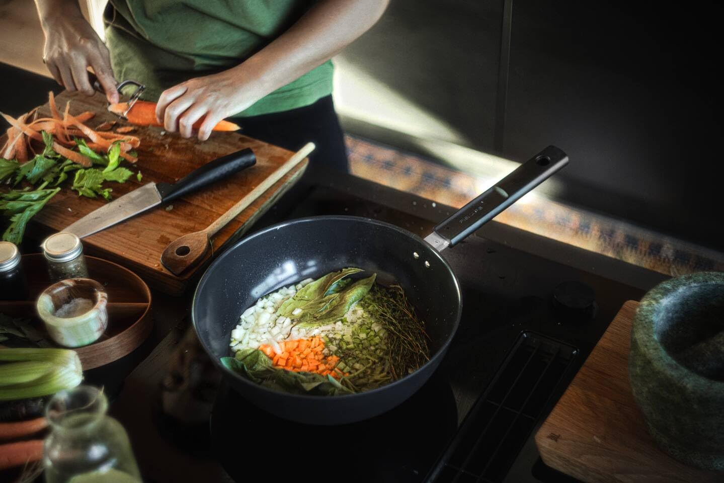 Fiskars Hard Face 28 cm Non-Tough Wok Pan — Amazon image 6