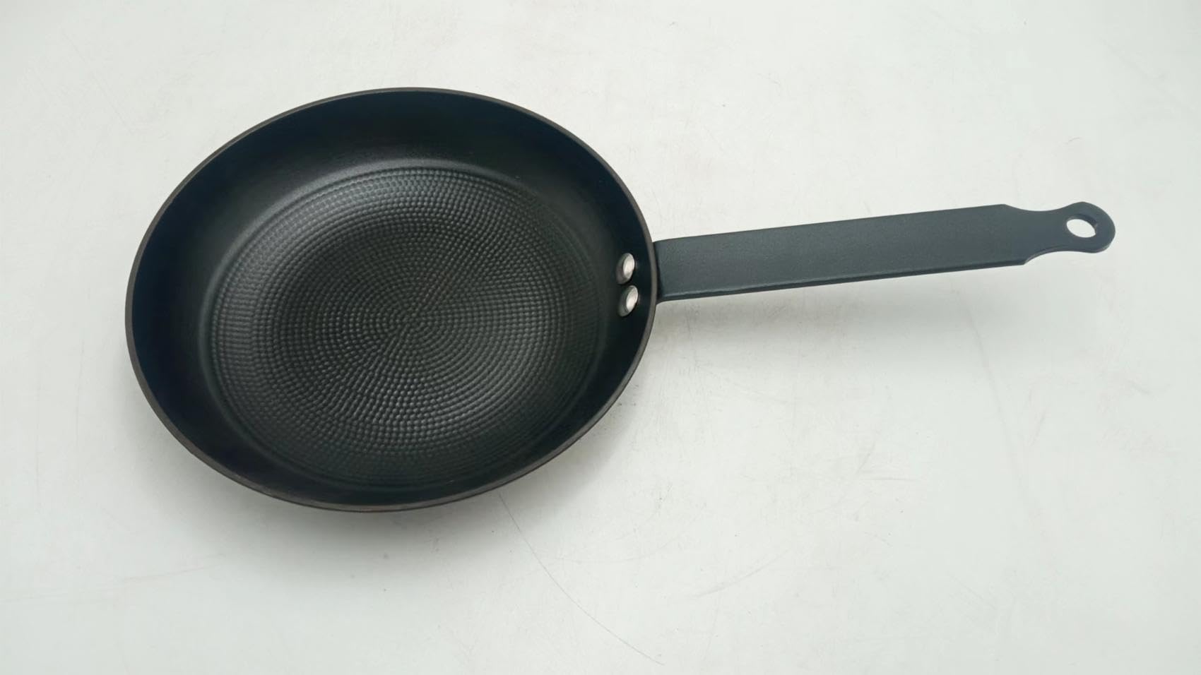 BAUMALU - Poêle à Frire MAESTRO - Fonte d'Acier Émaillée - Tous Feux dont Induction - Résistant Rouille et Rayures - Répartition Homogène de la Chaleur - Manche Fixe Fer Feuillard - Ø24cm - Noir
