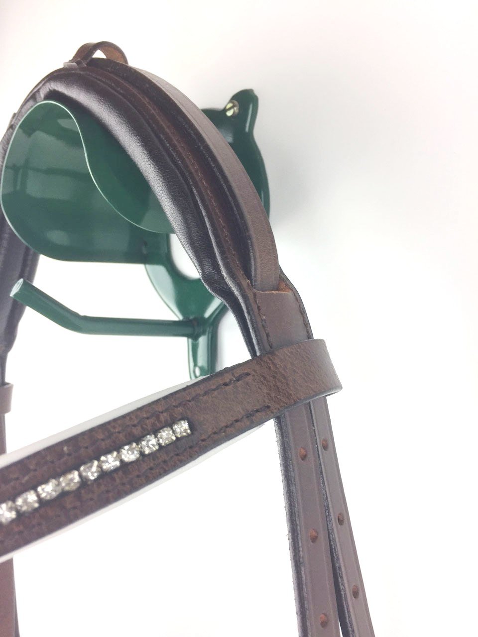 Brida con cabestro para caballos y cabeza acolchada anatómicamente marrón y plateada, hebillas VB de sangre caliente