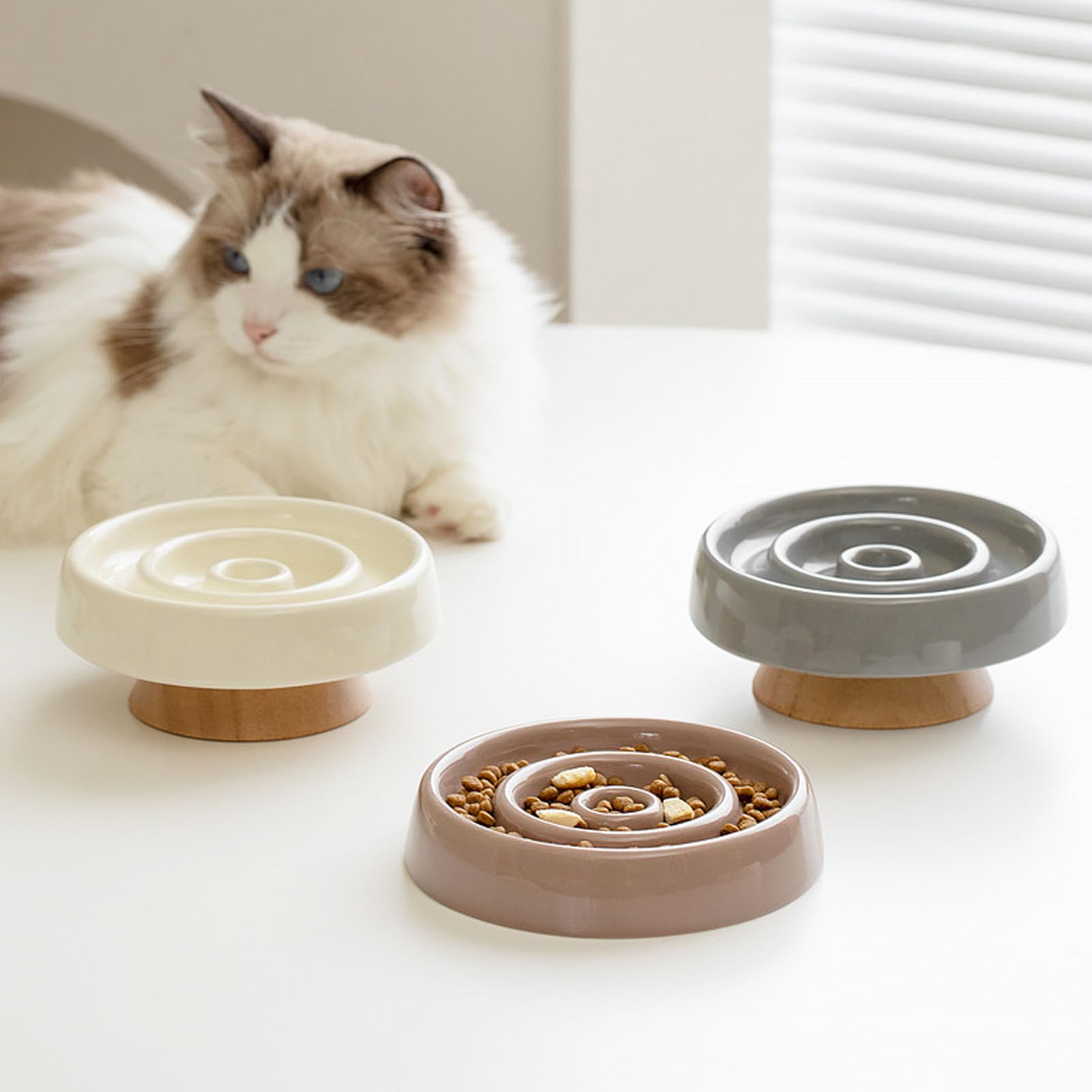 Ciotola per Gatti in Ceramica con Alimentazione Lenta con Base in Legno Rialzata, Mangiatoia Lenta Antiscivolo per Gatti per Prevenire Gonfiore e Soffocamento (Beige chiaro)