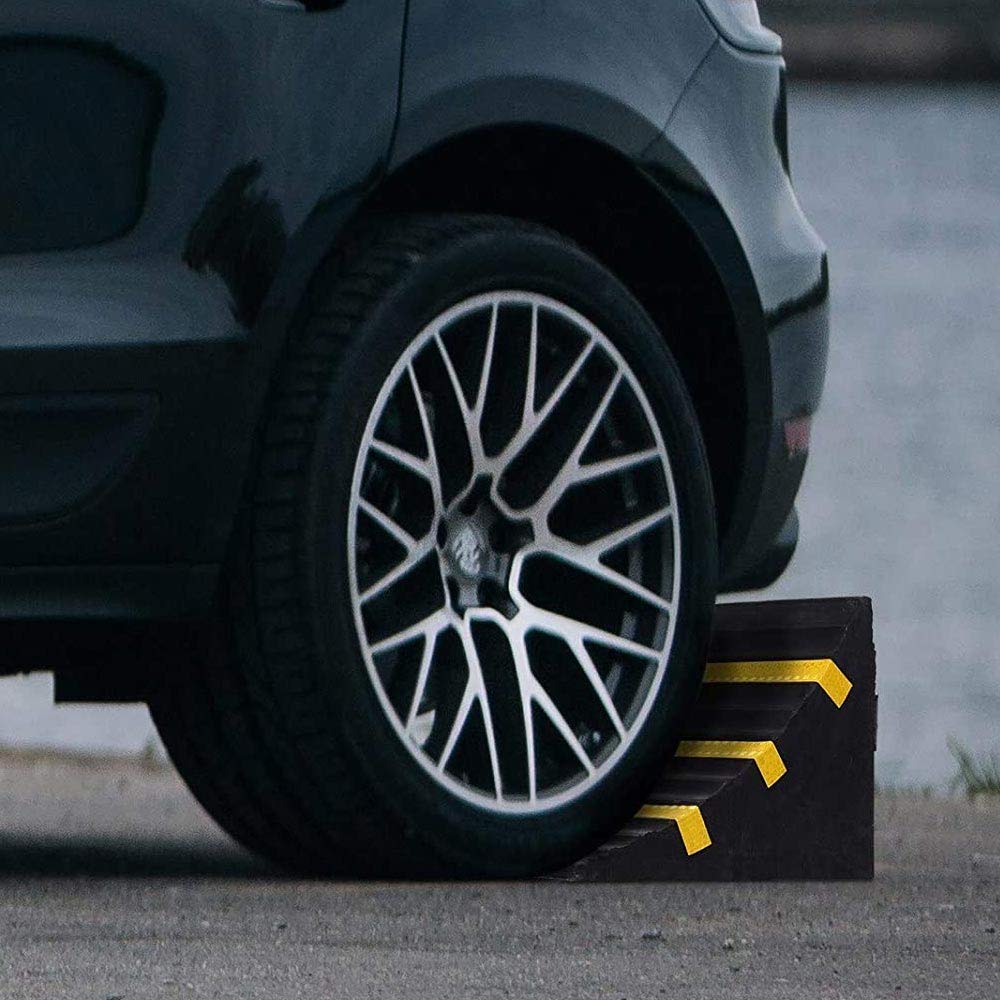 Bakaji Set 2 Cunei Fermaruota in Gomma Dura di Ebanite Ferma Ruota Ruote Pneumatici con Superficie Antiscivolo Strisce Catarifrangenti e Manico per Trasporto Dimensione 25 x 15 x 19 cm