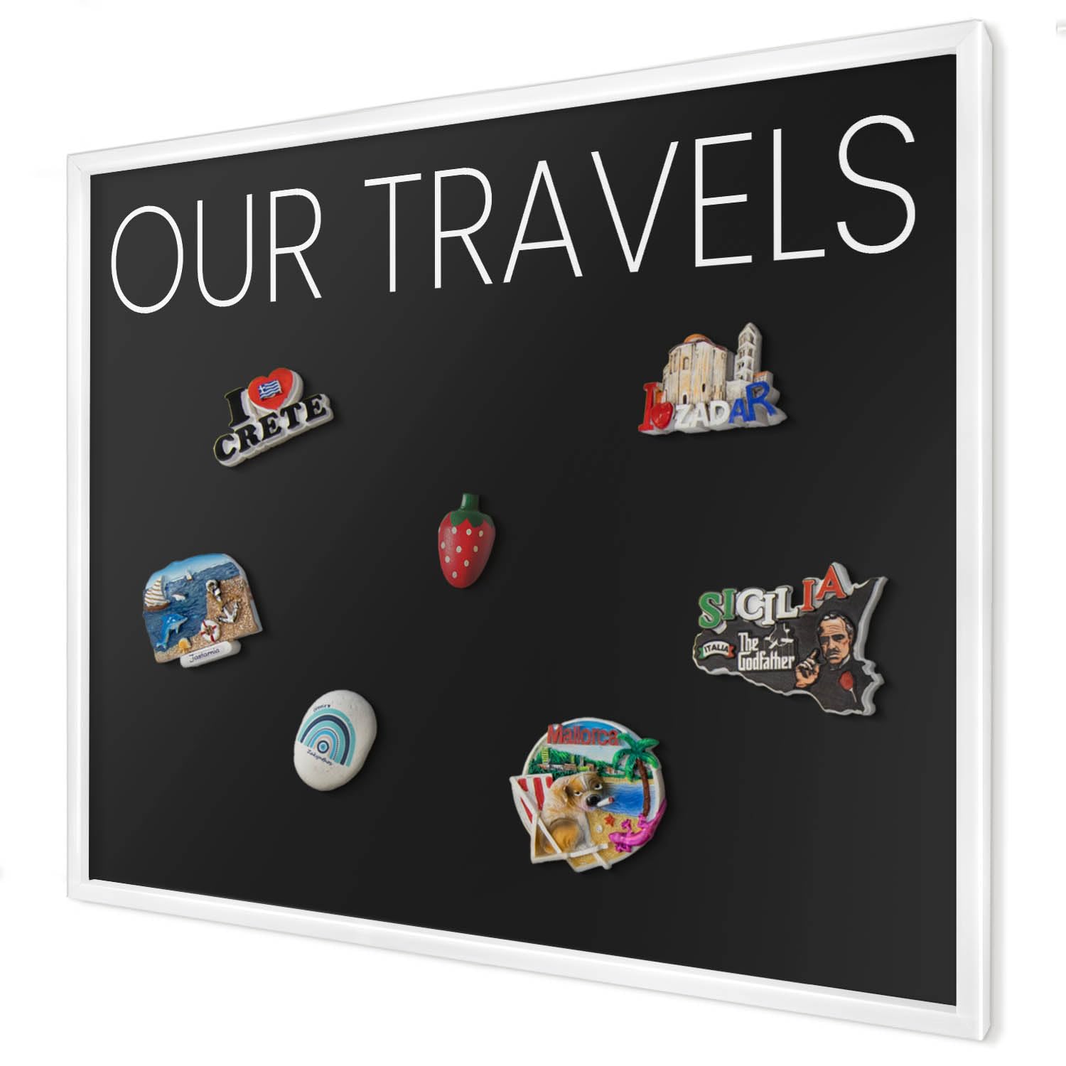 Tablero Imantado 80x60 cm | con Marco Blanco | Our Travels | Montaje Fácil | Pizarra Magnética | Para Souvenirs de Viaje | Para Imanes Turísticos, Fotos Polaroid y Postales | Para Cocina