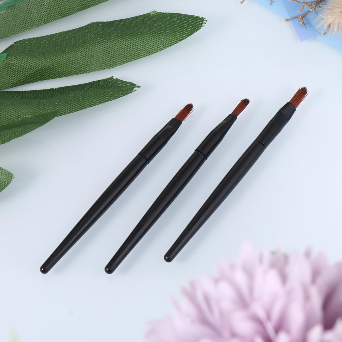 50pcs Disposable Lipstick Brush and Small Lip Gloss Applicator Sticks Portable Plastic Handle Makeup Brushes for Travel and Daily Lip Makeup