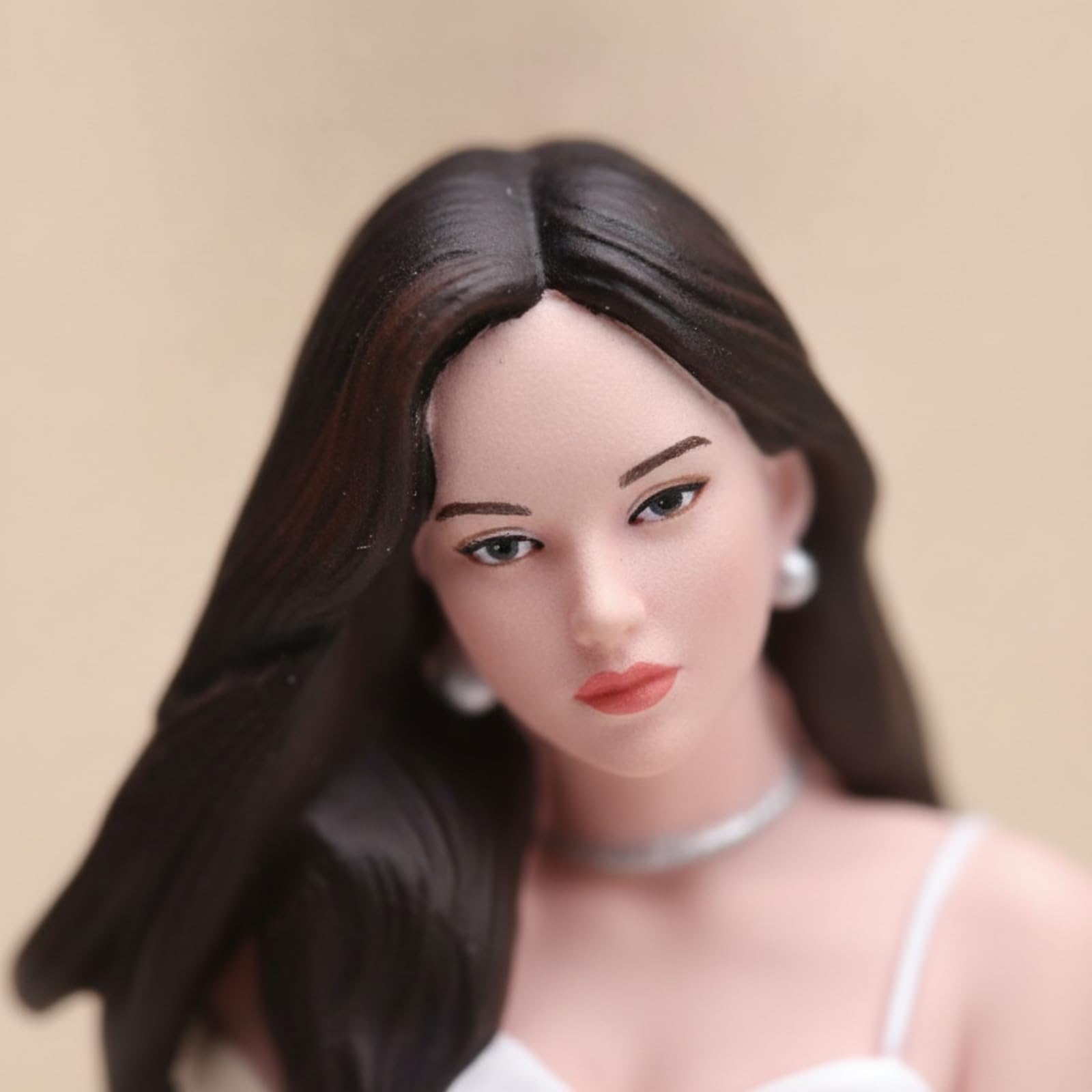 Figura Femenina de Moda Finos y Ropa Esmaltada Escultura Compacta de Resina Pulida Modelo Decorativo para Dioramas Diseño de Maquetas Personalizadas