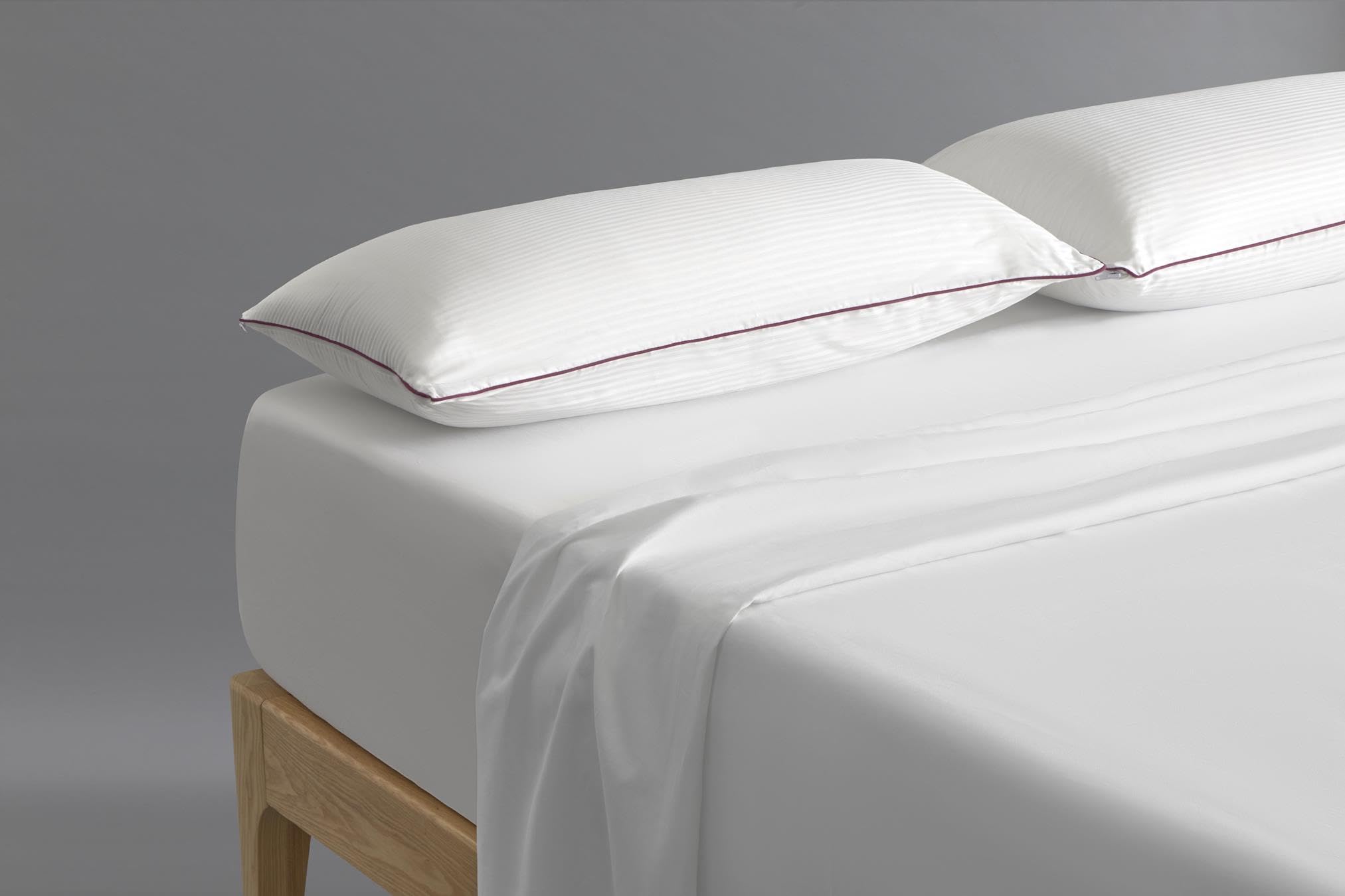 Velfont Almohada Royal con Doble Funda, Firmeza Media-Alta, Funda 100% Algodón 200 Hilos, Ribete Granate (135 cm)