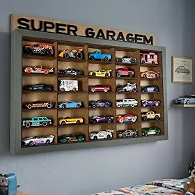 Expositor Organizador de Carrinhos Hot WheelsS para Parede em MDF – Prateleira Estante para 30 Miniaturas Escala 1:64 Acompanha as 4 Frases (VERDE, 48X30)