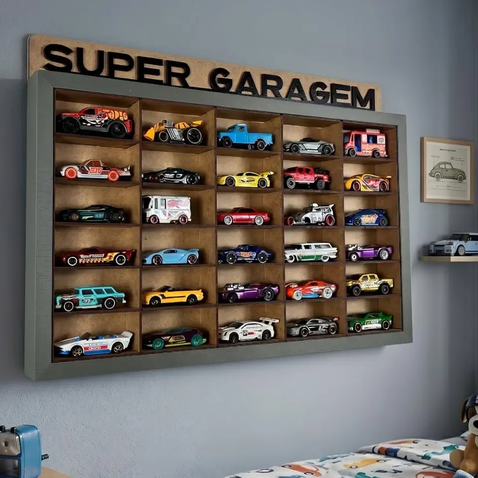 Expositor Organizador de Carrinhos Hot WheelsS para Parede em MDF – Prateleira Estante para 30 Miniaturas Escala 1:64 Acompanha as 4 Frases (VERDE, 48X30)