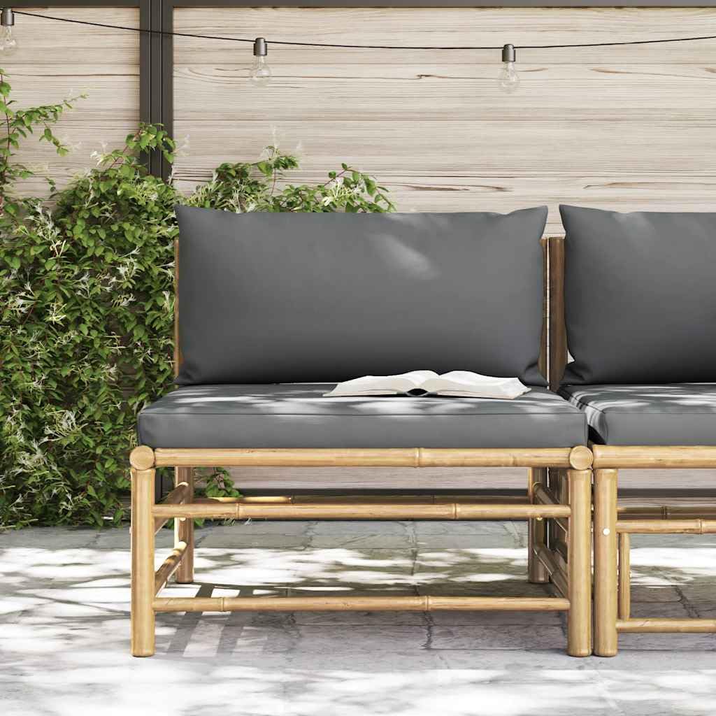 Sofá esquinero de bambú con cojines grises oscuros, asiento modular con acolchado grueso, ligero y fácil de limpiar, ideal para terrazas y patios.