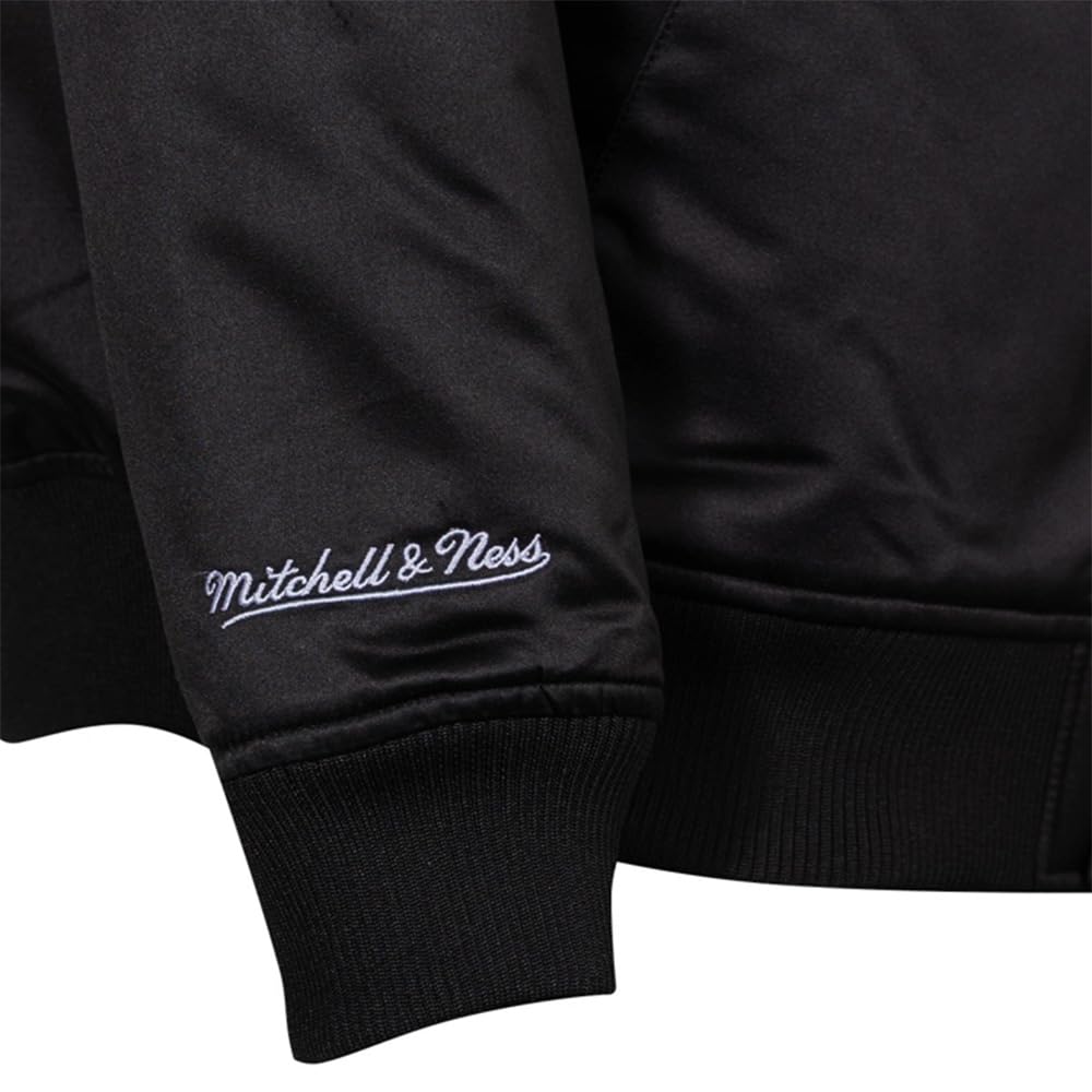 Mitchell & Ness NBA Blackout Giacca in raso pesante | Toppe e ricami di alta qualità su petto e maniche | Polsini a coste su collo, maniche e orlo | Tasche a filetto