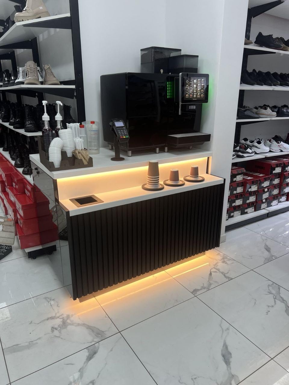 Générique Distributeur de gobelets encastrable | Convient pour gobelets de 400 ML / 14 oz | Idéal pour cafés, Bars, Bureaux et Zones de Libre-Service.