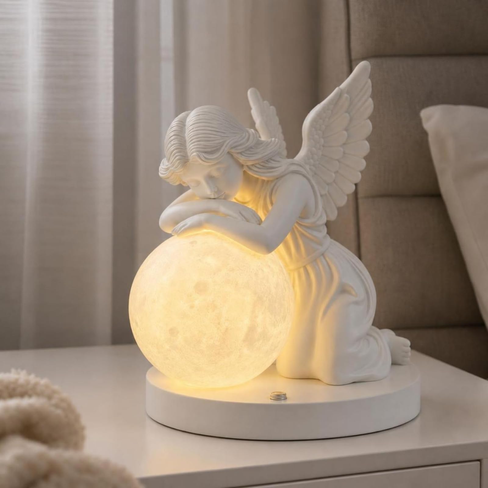 Colcolo Lampada da Comodino Notturna Angelo Luce Notturna Lampada da Tavolo Luce d'Atmosfera in Resina con Finitura Bianca E Globo Sferico Caldo Adatta per