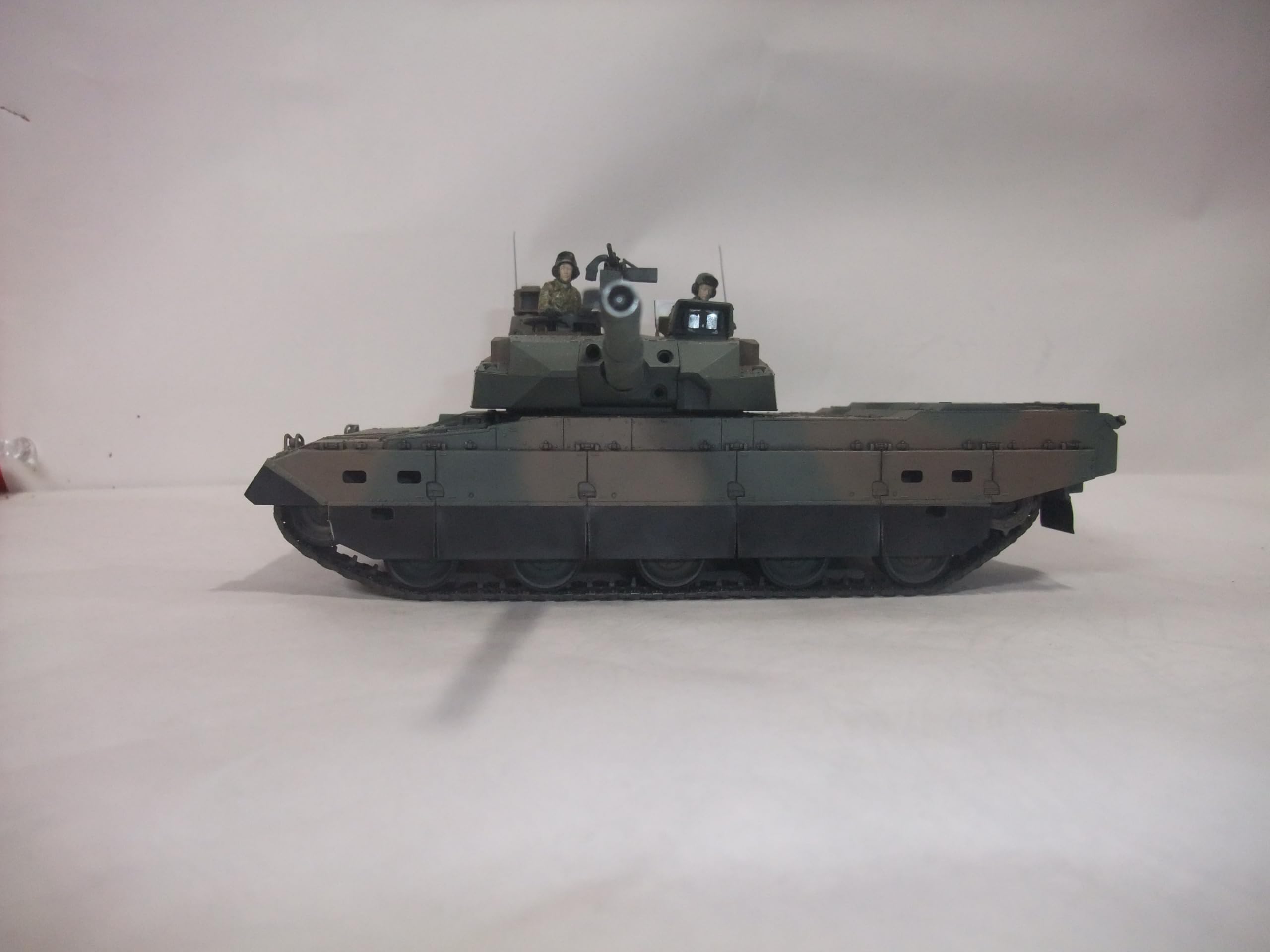 Amazon | 完成品 陸上自衛隊10式戦車 35分の1サイズ | プラモデル
