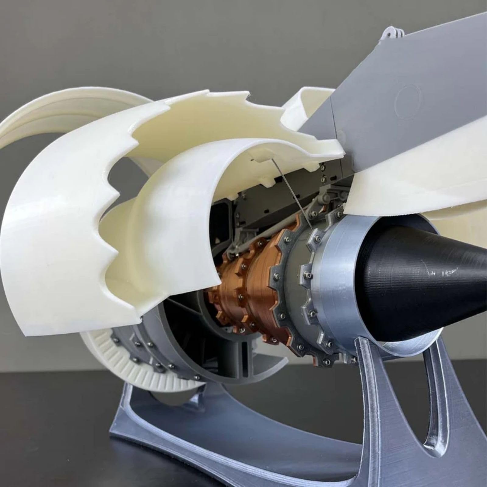 EvikOo Model Turbofan Trent 900 motor, montageset voor jetmotor, hoge simulatie vliegtuigmotor model, LED-licht lithium batterij, draaibaar (24 cm/10 inch