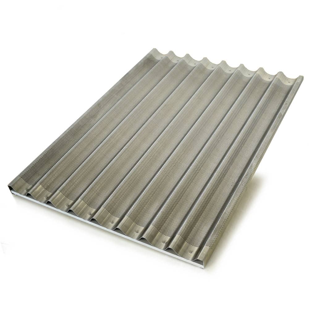 Backblech für Baguette gelocht Aluminium 60 x 80 cm 8 Kanäle auf Traverse