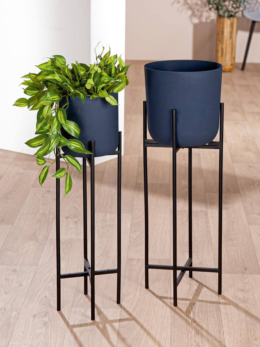 Pots de fleurs en fer bleu nuit GILDE Leila pour créer un coin de verdure au salon