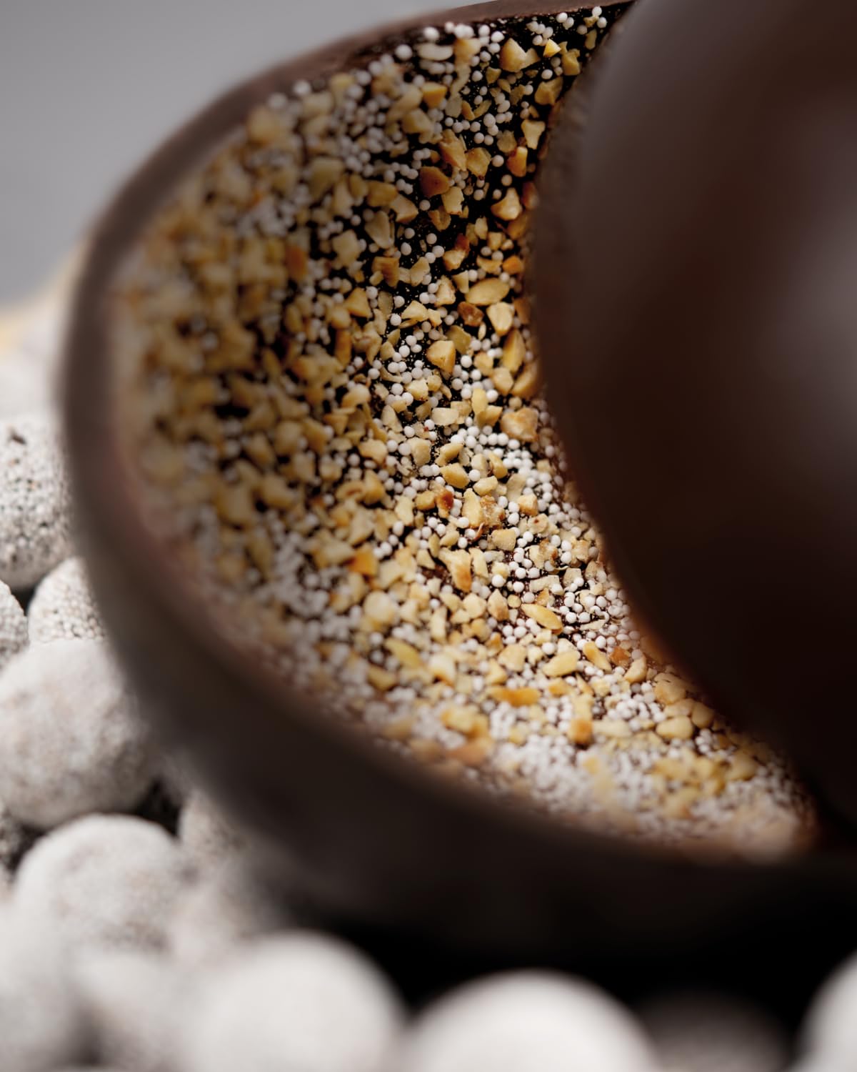 Leone dal 1857 - Uovo di Pasqua Cri Cri - Uovo di Cioccolato Fondente 70% con Granella di Zucchero e Nocciole - in Latta Regalo - Con Sorpresa - Vegano e Senza Glutine - 350g