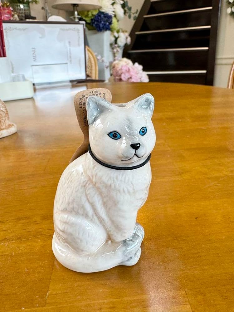 かとうゆみ　陶器 猫の置物 花瓶 かとうゆみ 陶器 猫の置物 花瓶 - メルカリ