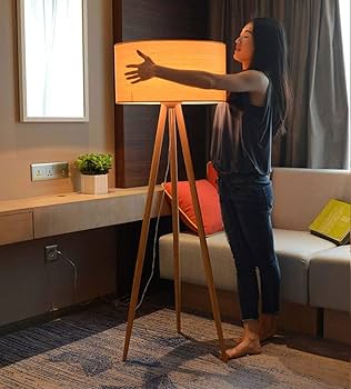 ③フロアスタンド　木製　首振り機能付 Amazon.co.jp : 三脚フロアランプモダンな木製フロアライト布