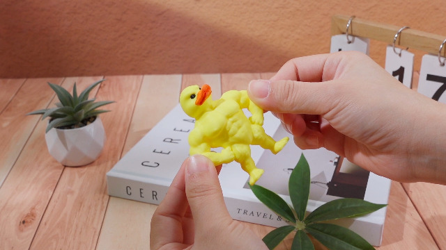 Figurilla de Pato Musculoso Novabright 7x6x2.5 cm miniatura 7