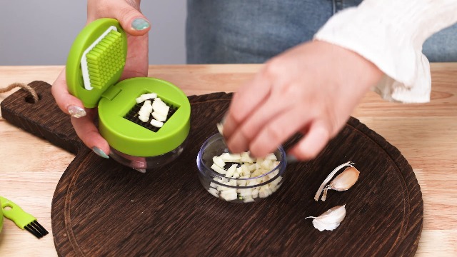 knoflookschiller en knoflookrasp zoals knoflookpers, schil en rasp de knoflook binnen enkele seconden, moeiteloos schillen en ongerept raspen